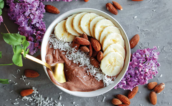 gesundes Frühstück mit Banane und Kokosnuss