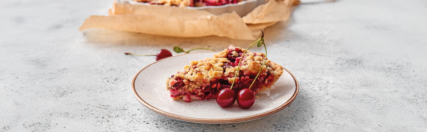 saftig, süßer Kuchen mit frischen Kirschen