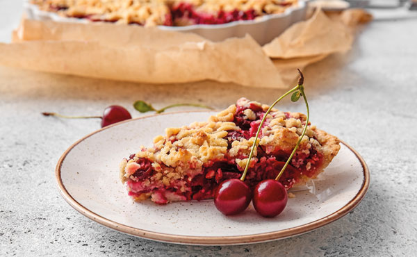 saftig, süßer Kuchen mit frischen Kirschen
